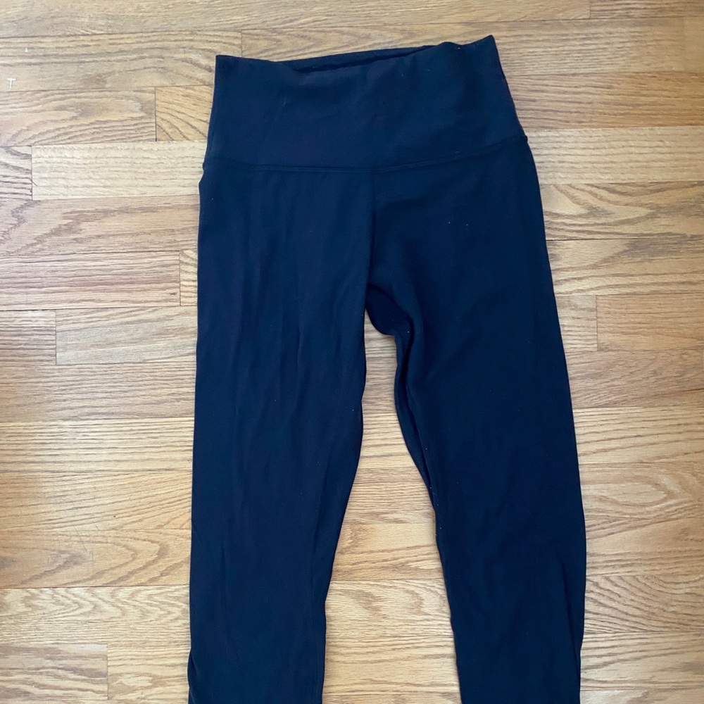 Lululemon Aligns 25” Size 6 in Black